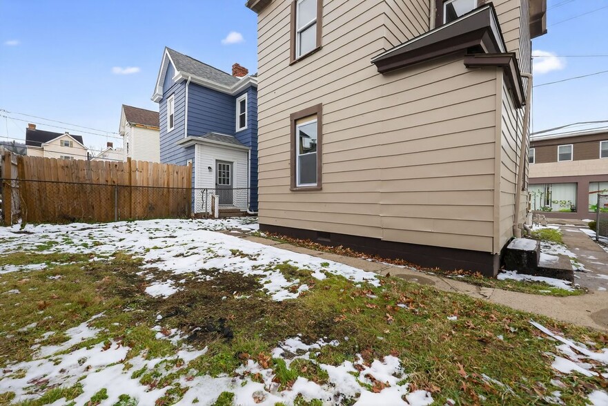 Building Photo - 405 Main St