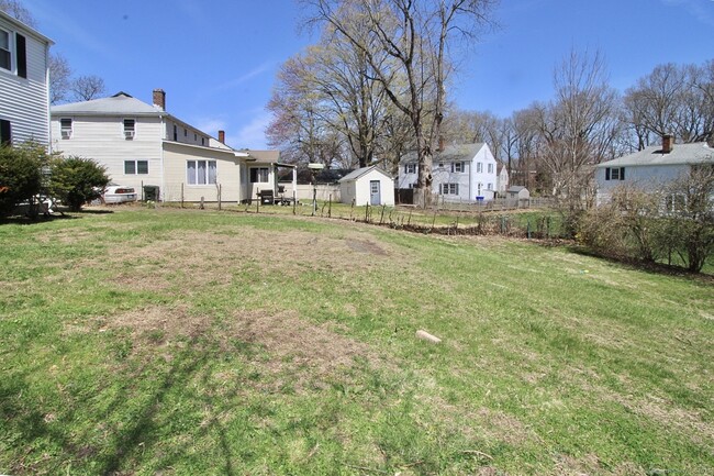 Building Photo - 43 Willow Rd