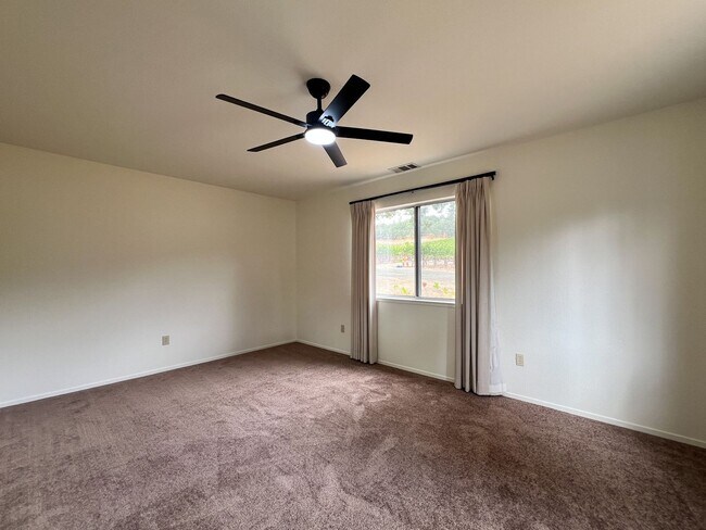 Building Photo - Three Bedroom St. Helena Home with Stunnin...