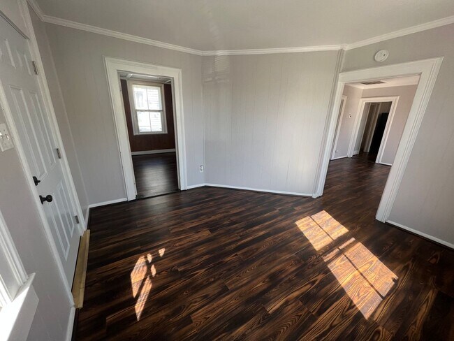 Building Photo - Remodeled 3 bedroom/ 2 bathroom home within minutes of downtown.