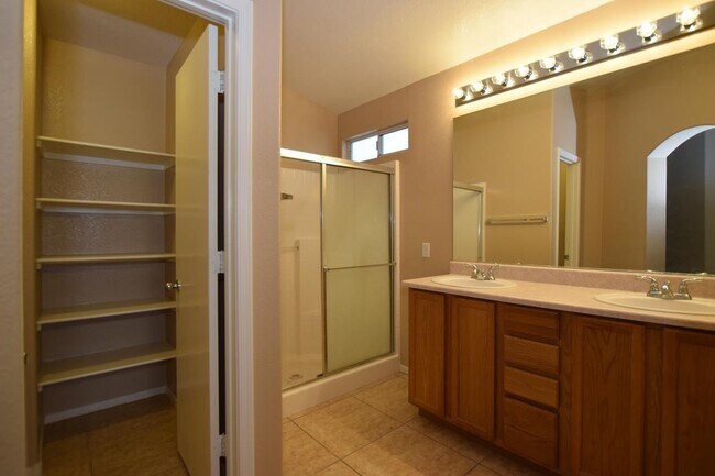 Building Photo - 1024 Clover Tip Ct