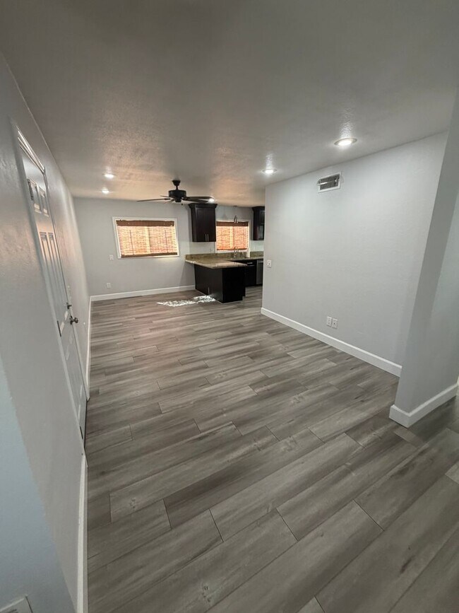 Building Photo - 1118 Zircon St