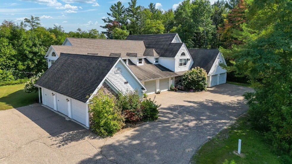 Building Photo - 3325 Echo Dells Ave