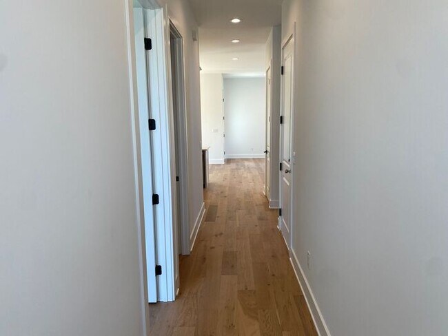 Building Photo - Luxury 4 Bed 3 Bath - 4 Minutes from Downt...