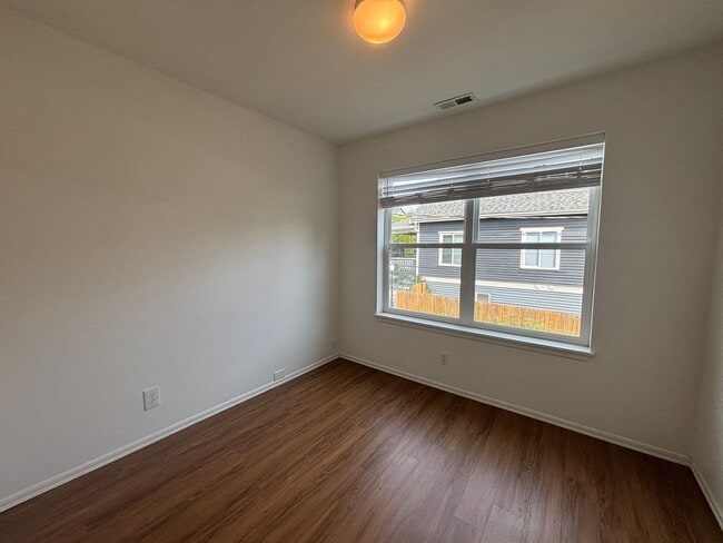 Building Photo - Available Now! Charming Home Across from Judkins Park