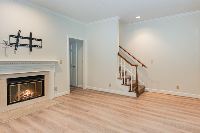 Building Photo - End Unit 2 Bedroom 2 1/2 Bath Townhome-Hil...