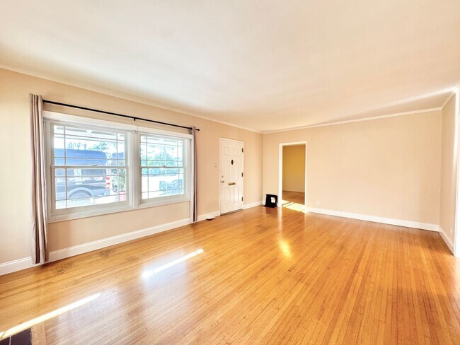 Building Photo - Naples Island Gem!