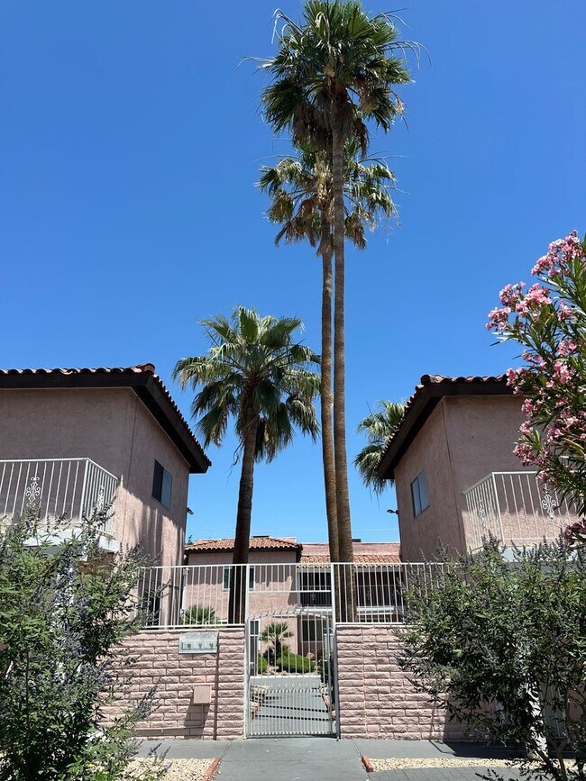 Building Photo - SE Desert Inn and Eastern!! Townhouse with 2 parking Spaces!! Recent Remodel!!