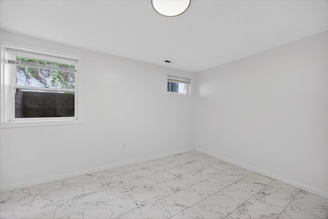 Building Photo - 599 E Graham Pl