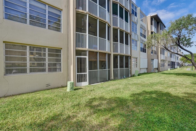 Building Photo - 1690 NE 191st St