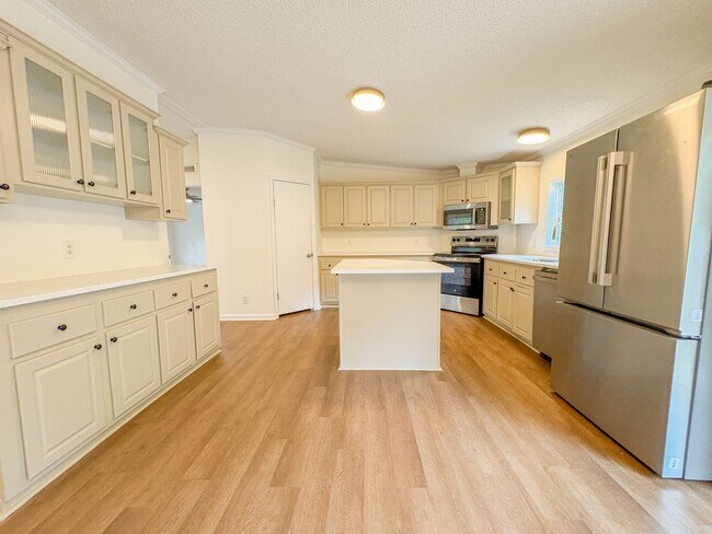 Building Photo - 4 Bedroom, 2 Bathroom: Pets Allowed!