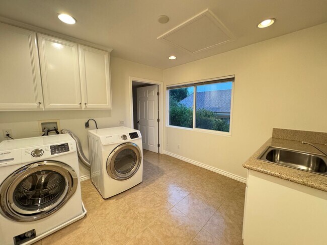 Building Photo - Stunning 5Bd/3.5Ba Home in Laguna Hills with a Pool and Elevator!