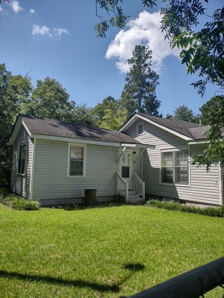 Building Photo - 319 Railroad St