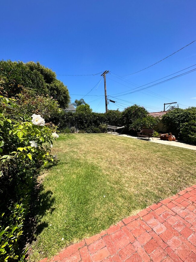 Building Photo - 3BD/1BA HUGE BACKYARD in Point Loma!