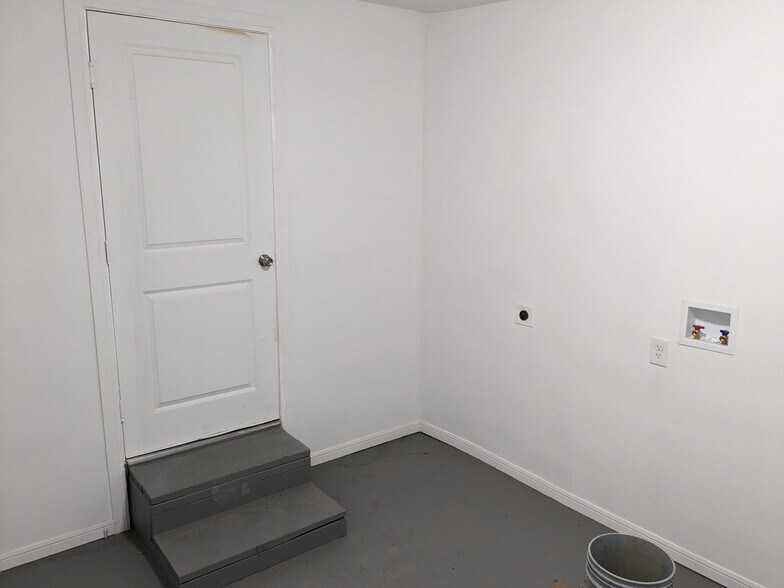 Utility/Mudroom - 514 Corydon Dr