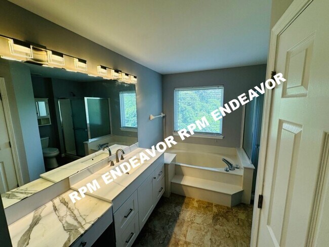 Building Photo - Spacious 4 bedroom, 2.5 bath home availabl...