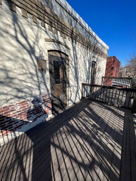 Building Photo - 812 Des Moines St