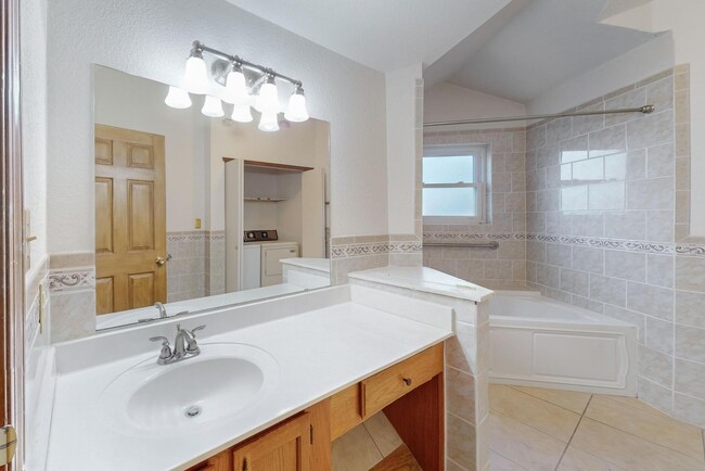 Building Photo - Charming 3 bedroom 2 bath home in Northeas...