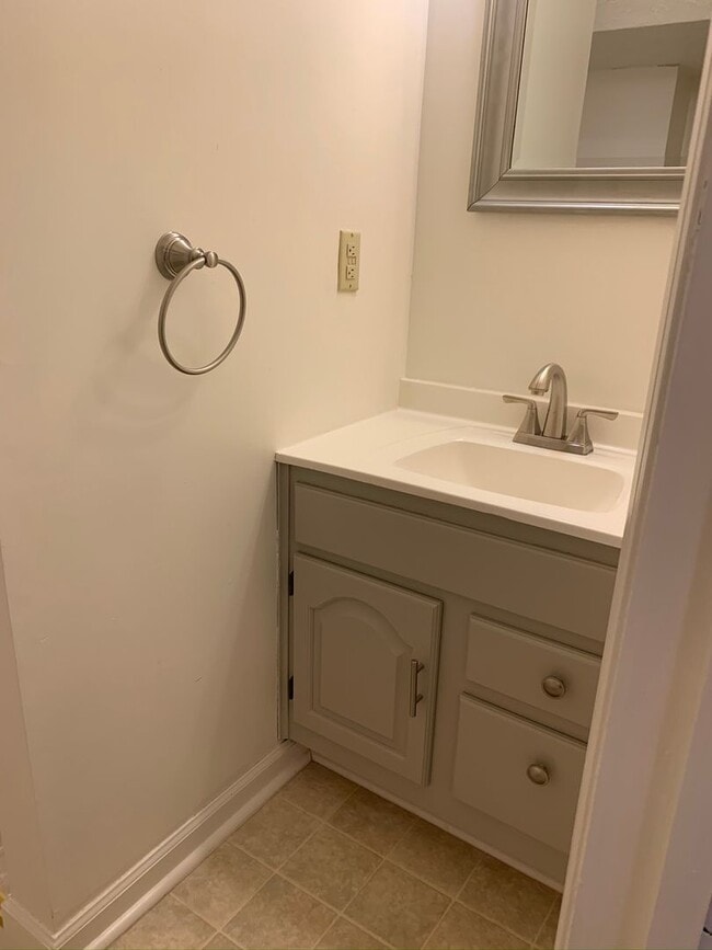 Building Photo - End Townhome In Oak Manor Community