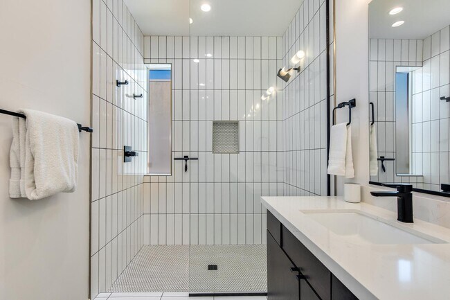 Building Photo - 5151 N 13th Pl