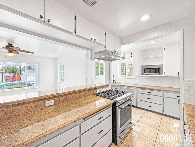 Building Photo - Inviting 3BD/2BA South Park Home with Turf Yards, Hardwood Floors & A/C
