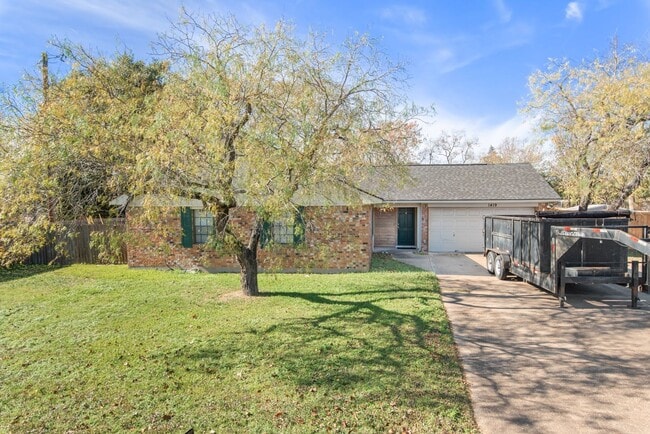 Building Photo - FALL 2026 PRE-LEASE! Amazing Location for ...