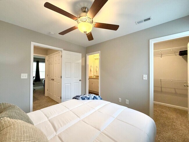 Building Photo - 925 Woody Hills Dr