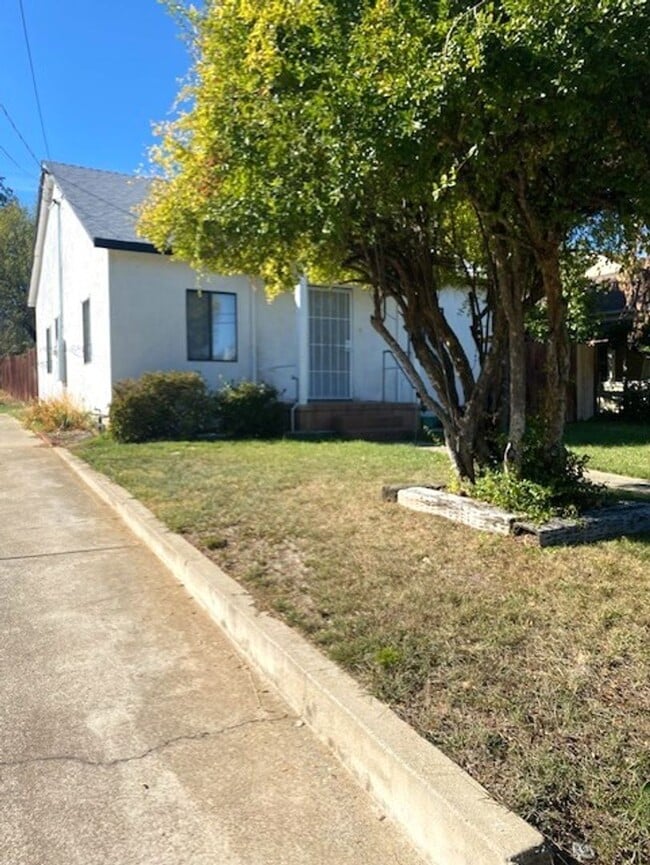Building Photo - Cute Cottage Style house!!