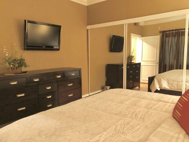 Building Photo - Meridian Luxury Condo. 1 Bd 1 Ba, Utilities & Cable Services NOT included in advertised rental rate!