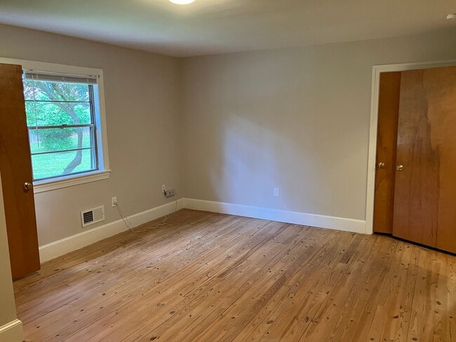 Building Photo - 3 BR/3 BA Home with Large Yard