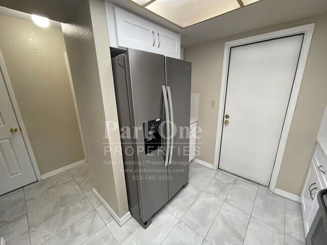 Building Photo - Spacious Town house in Pleasant Hill Now A...