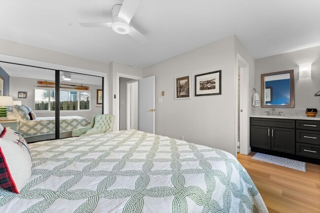 Building Photo - Beautifully Updated & Furnished 1 Bedroom in Lake Front Complex!