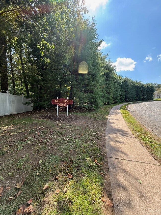 Building Photo - 76 Oak Ridge Dr