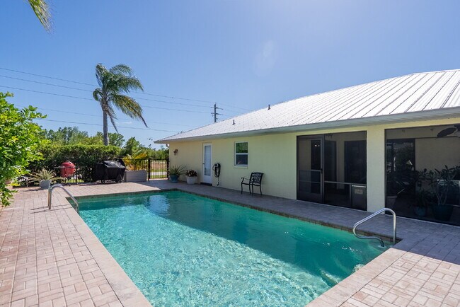 Building Photo - "Spacious 3-Bed Sanctuary with 3.5 Baths in Charming Port Charlotte!"