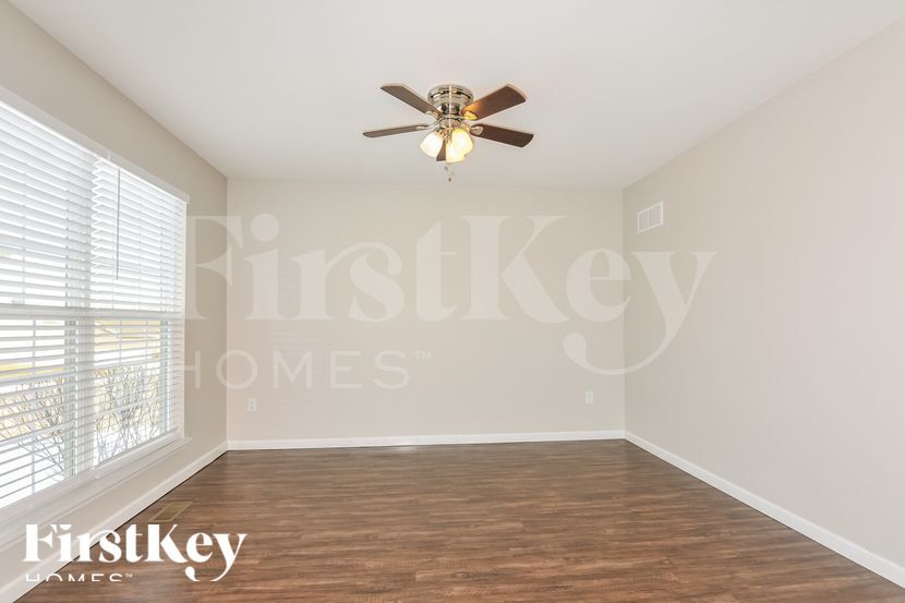 Building Photo - 120 Champions Ln