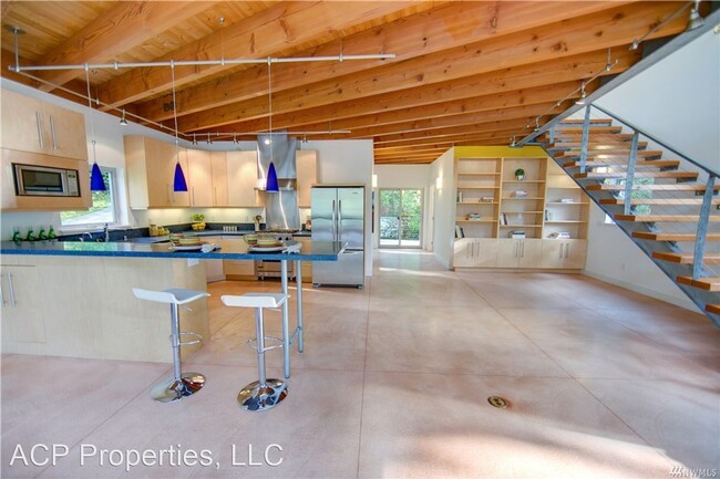 Building Photo - 4 br, 2 bath House - 931 W Lake Samish Dr.