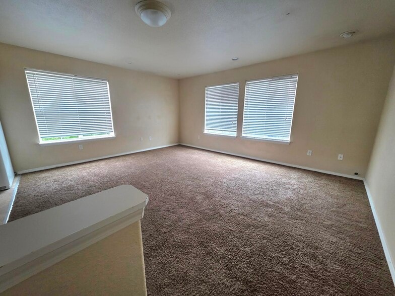 Building Photo - 1406 Falcon Loop