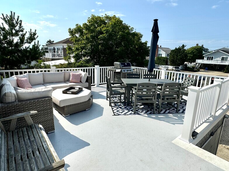 Private deck w brand new sectional grill table & umbrella - 213 Amber St