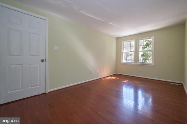 Building Photo - 5725 Walnut Wood Ln