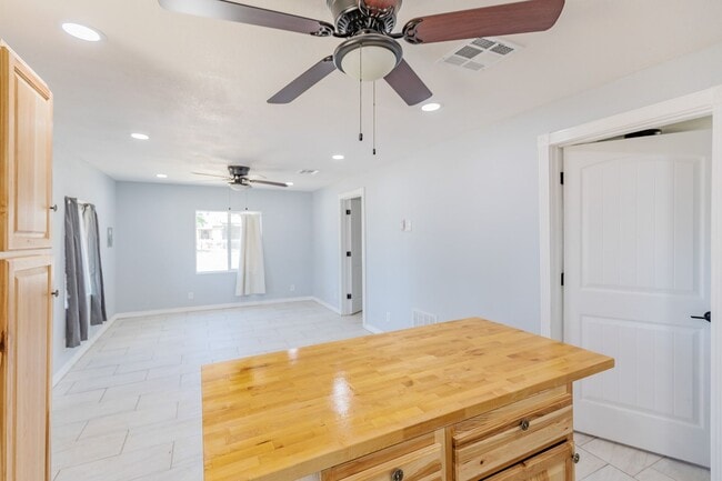Building Photo - Adorable updated 2 Bedroom 1 Bath Home on ...