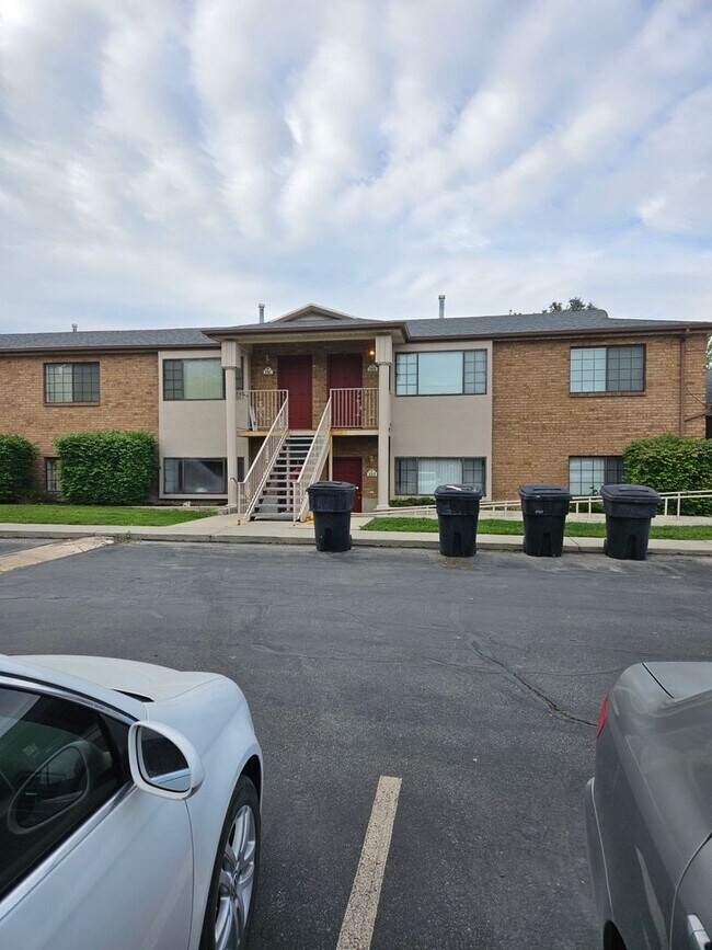 Primary Photo - 2 bedroom, 1 bath apartment available in N...
