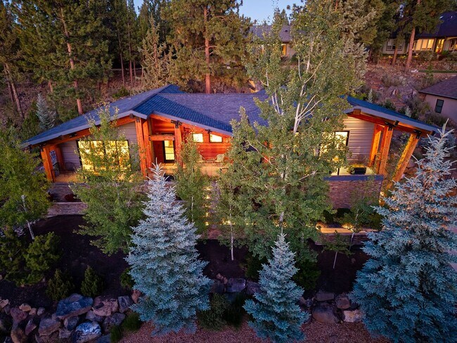 Building Photo - Stunning Mountain Home