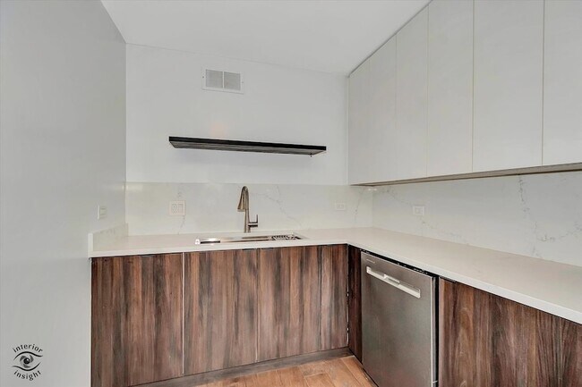 Building Photo - 200 E Delaware Pl