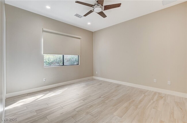 Building Photo - 64 Grey Feather Dr