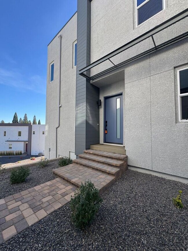 Building Photo - 1521 Golf Club Dr