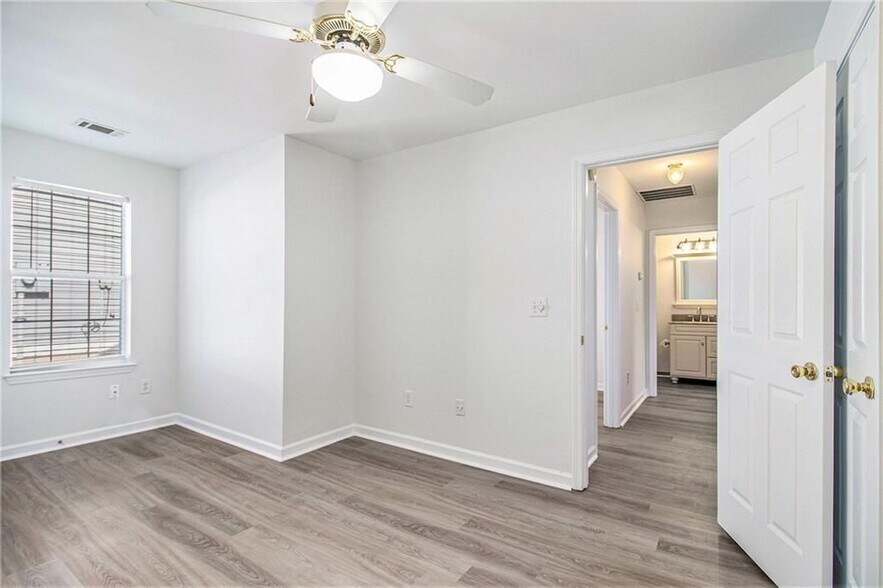 Building Photo - 430 Fairlawn Dr