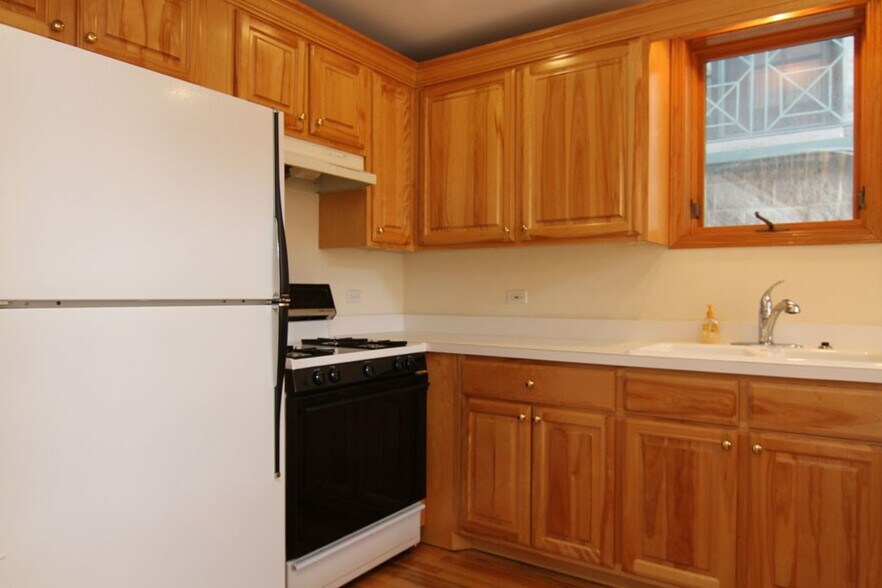 Building Photo - 844 W Buckingham Pl