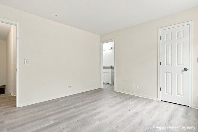 Building Photo - 259 W Whispering Oaks Ln