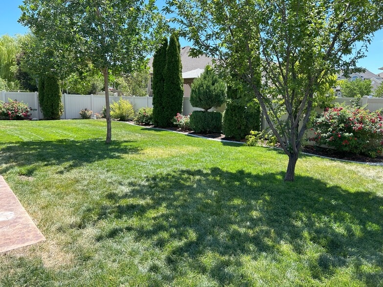 Large .23 acre fenced in landscaped yard - 5939 W Birch Water Ln