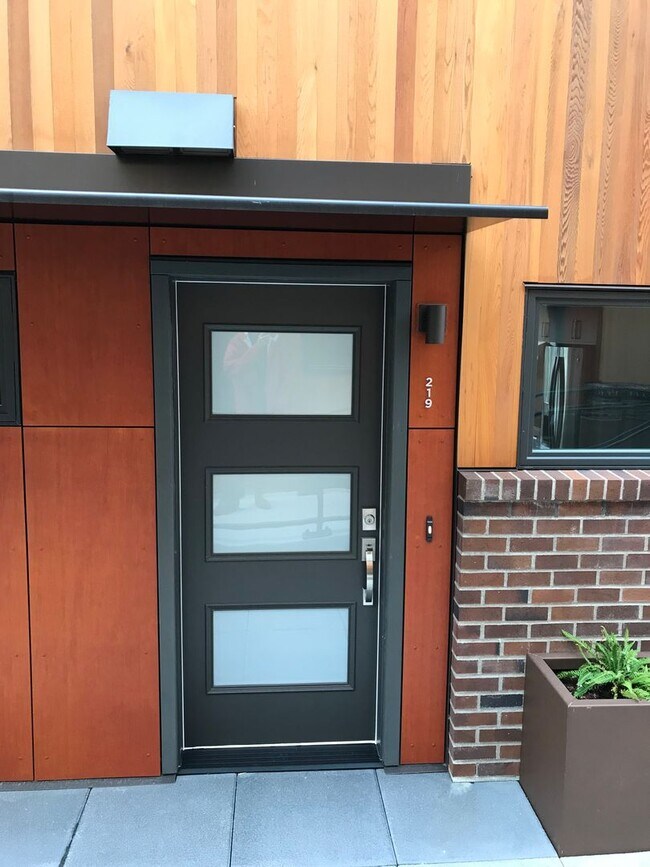 Primary Photo - Newer 2 bed / 2.5 bath condo in Bryant Hei...